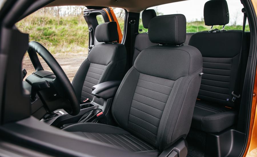 Интерьер Ford Ranger XL STX SuperCab 2018 года  (NA) (фото 17 из 40)